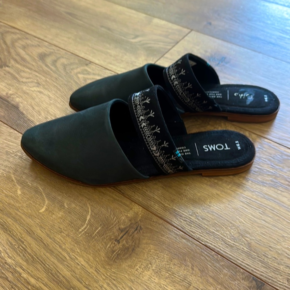 Tom’s “Jutti” Black Mule Flats